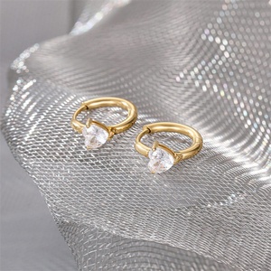 Boucles d'oreilles créoles plaquées or 18 carats avec pendentif cœur en zircon en acier inoxydable délicat - Product Image 5