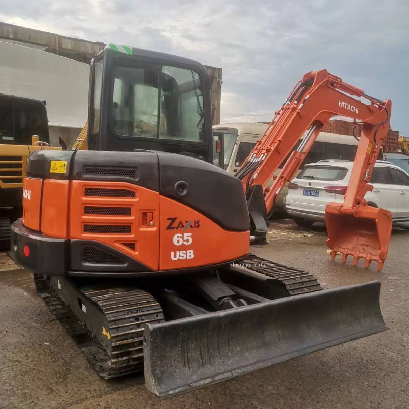 6.5 Ton Mini Backhoe Hitachi ZX65USB - Long Digging Earth