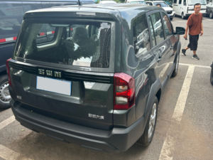 2025 para <span class=keywords><strong>SWM</strong></span> Big Tiger SUV automático <span class=keywords><strong>precio</strong></span> de fábrica nuevo vehículo de gasolina con interior oscuro FWD Drive barato chino nueva gasolina - Product Image 5