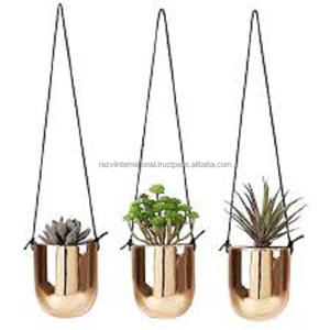 Macetero de pared con forma hexagonal de hierro y metal recubierto de polvo negro - Product Image 4