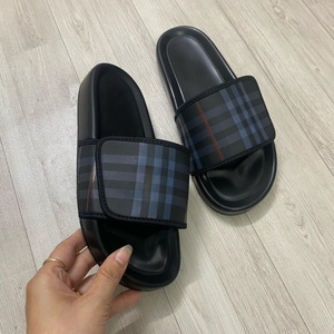 Sandalias de verano transpirables con diseño a cuadros, punta abierta, suela de EVA antideslizante, para uso en interiores, para hombre. - Product Image 1
