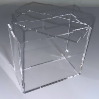 Vitrina de acrílico de ajuste a presión con bloqueo UV del 99.9%, caja transparente de acrílico fundido, paquete plano sin pegamento, montaje portátil y ligero, caja ETB
