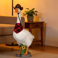 Weiße Gänse-Gartenskulptur aus Kunstharz, Niedliche Bauernhof-Tierfigur mit Cowboyhut & Bandana, Innen- und Außendekoration für Garten und Rasen
