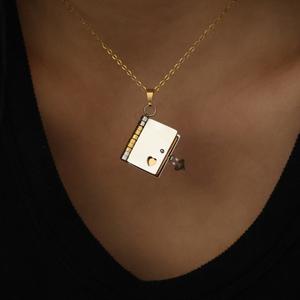 Collar con Colgante de Libro Deportivo de Acero Inoxidable, Regalo del Día de San Valentín, Joyería Conmemorativa Abrible y Legible, Chapado en Oro de 18K - Product Image 4