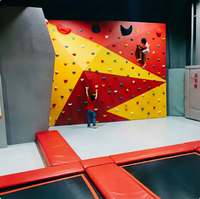 Aire de jeux intérieure personnalisée tout-en-un High Element Adventure, conçue pour une utilisation multi-activités, avec trampoline et mur d'escalade