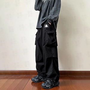 Pantalon cargo décontracté léger pour homme, style streetwear, avec logo brodé personnalisé, en polyester à séchage rapide, coupe large, vente en gros - Product Image 4