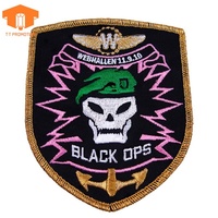 Patch brodé tactique personnalisé en forme de bouclier, bord surjeté, avec fixation auto-agrippante, motif crâne, pour uniforme, vente en gros