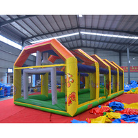 Grande aire de jeux gonflable ouverte avec filet de protection, espace de jeu pour enfants, idéal pour événements commerciaux intérieurs et extérieurs, location pour fêtes