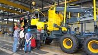 Remorque forestière pour machines de manutention, scie à bois, fendeuse de bûches avec grue hydraulique et tête de récolte à vendre