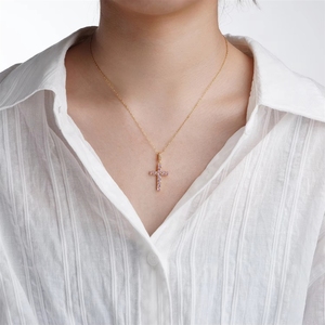 Collier en argent 925 plaqué or de style européen et américain pour femme, chaîne fine, pendentif croix en zircon rose, luxe léger, polyvalent et tendance - Product Image 2
