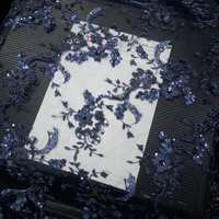 Tissu en dentelle de maille bleu marine de luxe, lourdement orné de perles et de broderies 3D à sequins, pour robes de soirée, robes de mariée et haute couture