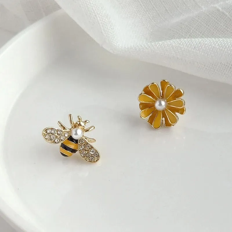 Cute Asymmetric Zircon Honey Bee Earrings Mini Daisy Flower Stud Earrings Girl Party Jewelry Gifts