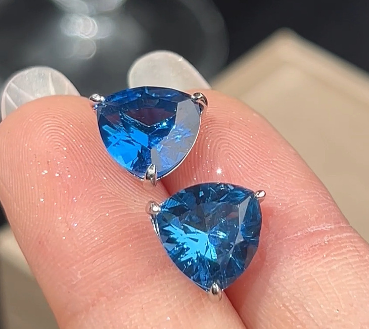 Blue pointed crystal ear studs