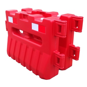 Barrières de circulation en PEHD rouges, remplissables d'eau, pour la construction, le contrôle des foules sur autoroute et la gestion des espaces de stationnement - Product Image 4