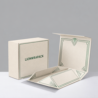 Boîte cadeau pliable personnalisée à couvercle magnétique pour vêtements, emballage en papier fait main Lionwrapack