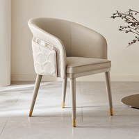 Chaise de salle à manger moderne en bois beige avec dossier brodé en éventail, accoudoirs peints et recouverts de tissu, idéale pour appartement, villa, hôtel