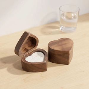Boîte à alliances en bois de noyer en forme de cœur, à fente simple ou double, avec fenêtre visible - Product Image 5