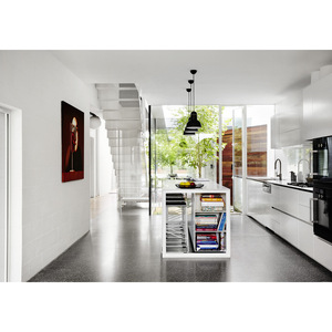 Villa moderna en contenedor, residencia privada con paredes de vidrio y paneles de madera para espacios de vida al aire libre - Product Image 2