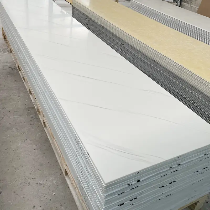 Panel de pared de resina y piedra acrílica, hoja de Color sólido con Chips de superficie, diseño personalizado de mármol, para mesa, Color blanco puro