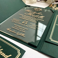 Ensemble d'invitations de mariage personnalisées en acrylique vert chasseur avec doublure d'enveloppe à motifs élégants et carte RSVP avec code QR