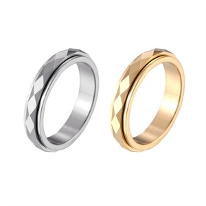 Anillo Giratorio de Acero Inoxidable Chapado en Oro Rosa Pulido con Diseño de Rombo, Resistente al Deslustre - Product Image 1