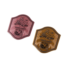 Étiquette de vin métallique personnalisée en feuille d'aluminium dorée 3D avec logo en relief et en creux