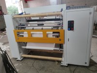 Machine de découpe et de rembobinage compacte pour la fabrication de rubans adhésifs et de rouleaux d'étiquettes de petite taille