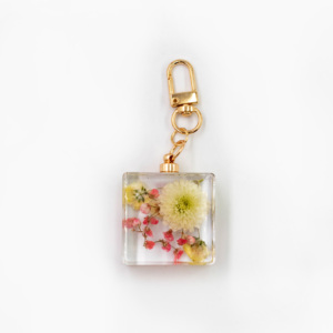 Porte-clés mousqueton en alliage de résine avec fleurs séchées Benji, forme personnalisable, logo sérigraphié, marguerite blanche durable - Product Image 4