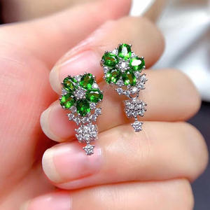 Orecchini a perno con fiore verde, placcati argento, in lega di zirconi, gioielli da festa da donna, design romantico, montatura a griffe, taglio rotondo brillante - Product Image 5