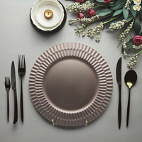 Assiette de présentation élégante en plastique PP de 13 pouces, motif végétal luxueux en bronze, peinte à la main, pour décorations de réception de mariage