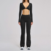 Ensemble de yoga personnalisé, durable et recyclé, comprenant un crop top de sport à manches longues et col en V, et un pantalon de yoga évasé à jambe large, effet push-up fessier, pour l'entraînement
