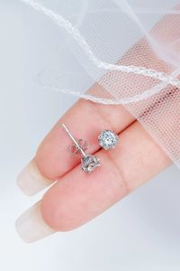 Pendientes de Oro Puro de 18k con Diamante Solitario y Halo de 0.20ct y 0.40ct de Xinfly Center Stone - Product Image 3