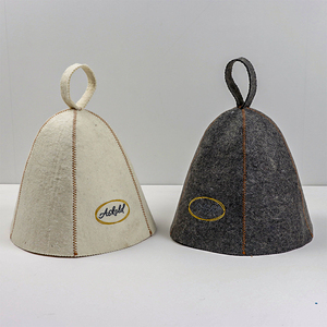 Un cappello da sauna in pura lana con un sigillo in caratteri dorati che dice <span class=keywords><strong>chi</strong></span> non può toccare la testa <span class=keywords><strong>di</strong></span> IT durante il riscaldamento. - Product Image 1
