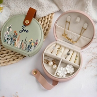 Boîte de voyage en cuir personnalisée pour bijoux de demoiselle d'honneur avec fleur de naissance, organisateur de bagues de mariage, boucles d'oreilles et colliers pour femme, petite taille