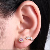 Perhiasan Tindik Titanium ASTM F136 Berlapis Emas 18K dengan Zirkon, Anting Labret Ulir Dalam, Model Lotus Cluster untuk Tulang Rawan Helix Tragus