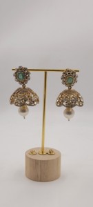 Pendientes Jhumka victorianos tradicionales en tono dorado con piedra verde central y conjunto de joyas con diamantes americanos transparentes incrustados. - Product Image 4