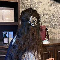 Aksesoris rambut mutiara Korea perempuan, aksesori rambut kasual elegan motif macan tutul mewah desain populer