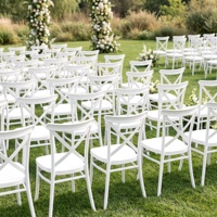 Chaise classique en plastique à dossier croisé empilable pour la location de luxe lors de réceptions et les banquets professionnels en hôtellerie