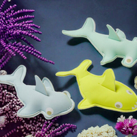 Sunnylife Ensemble de jouets de plongée pour enfants, 3 jouets requin lestés de sable en tissu, logo requin salin, pour l'exploration sous-marine