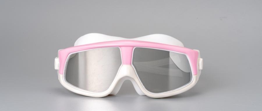 สีขาวอมชมพู