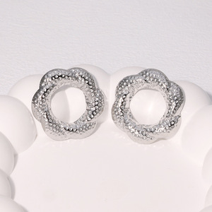 Nuovi Orecchini a Perno in Acciaio Inossidabile Stile Europeo e Americano, Versatili e alla Moda, Popolare Design a Fiore <span class=keywords><strong>Martellato</strong></span> - Product Image 4