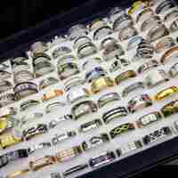 Lot de 100 bagues unisexes classiques en acier inoxydable, style éternité, pour mariages et cadeaux, tailles assorties, platine rose