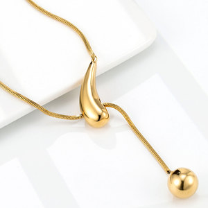 Collana <span class=keywords><strong>a</strong></span> Y <span class=keywords><strong>a</strong></span> Mezzaluna Unica per Donne - Pendente <span class=keywords><strong>a</strong></span> Sfera Moderno e Chic in Acciaio Inossidabile Placcato Oro 18K - Product Image 3