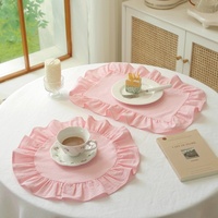 Ensemble de sets de table ronds en coton lavé de luxe, couleur rose pâle et blanc, tissu doux, style minimaliste pour la salle à manger