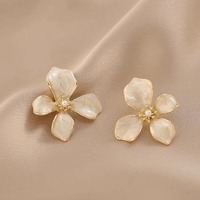 Anting-anting Mutiara Bunga Desainer Mewah untuk Wanita, Perhiasan Anting-anting Perak S925 Unik dan Elegan dengan Desain Tidak Beraturan