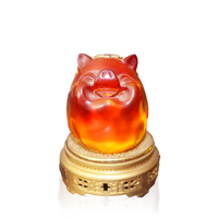Patung Hewan Buatan Tangan Ramah Lingkungan Mewah Kustom, Figurine Babi Lucu Liuli, Ornamen Babi Kecil di Atas Alas Logam
