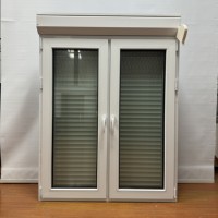 Fenêtre à battant en PVC de conception européenne, verre trempé, store enrouleur, moustiquaire en fibre de verre, couleurs et dimensions personnalisées, design graphique