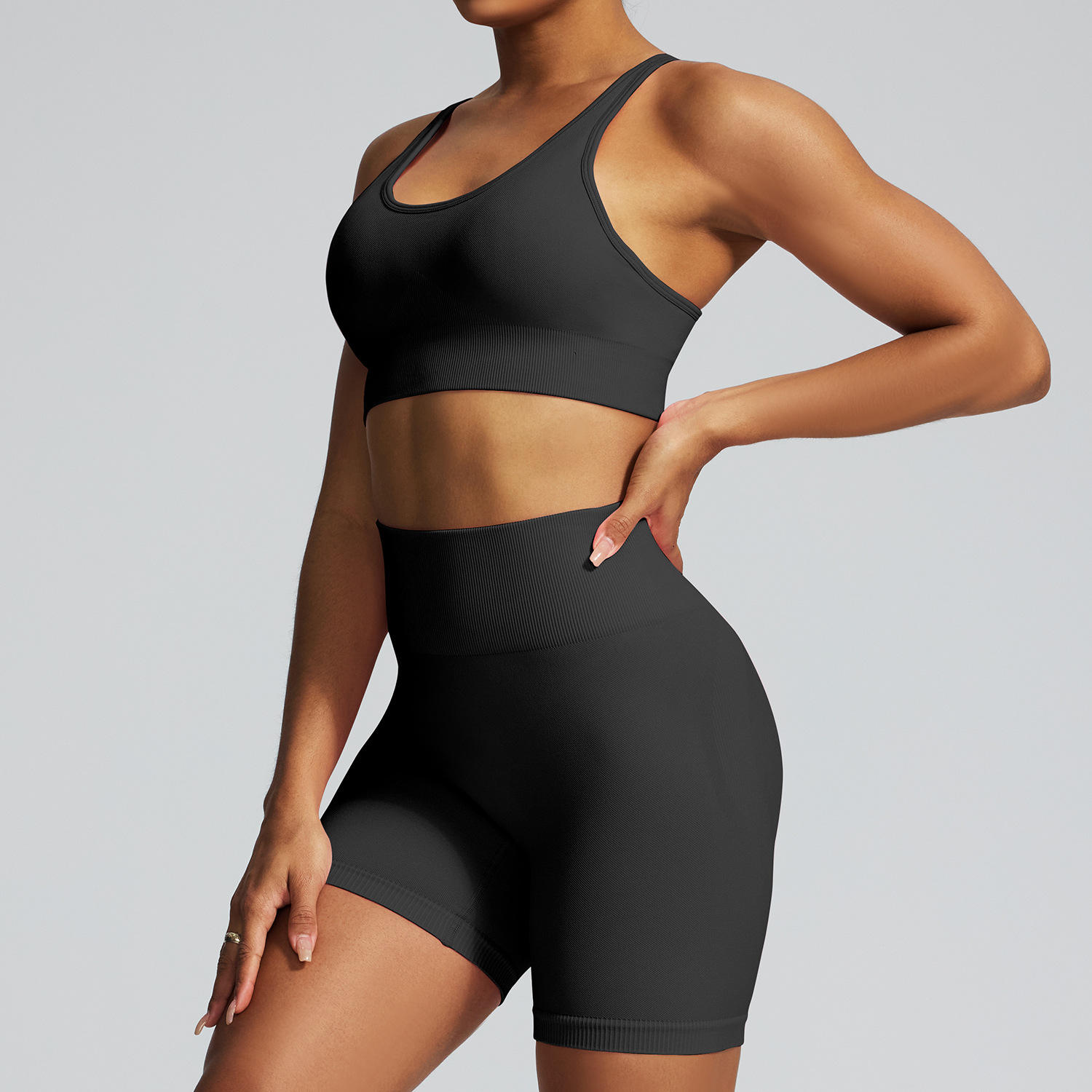 Soutien-gorge noir col V et short noir