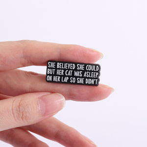 เธอเชื่อว่าเธอทำได้แต่แมวของเธอกำลังหลับอยู่บนตักของเธอเพื่อที่เธอจะได้ไม่เคลือบเข็มกลัดคำพูดแมวตลกเครื่องประดับตราสัญลักษณ์ปกเสื้อ - Product Image 4