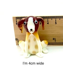 Figurine de chien en verre soufflé à la main, 3 cm de haut, taches blanches et jaunes, tête rouge, décoration animale - Product Image 6